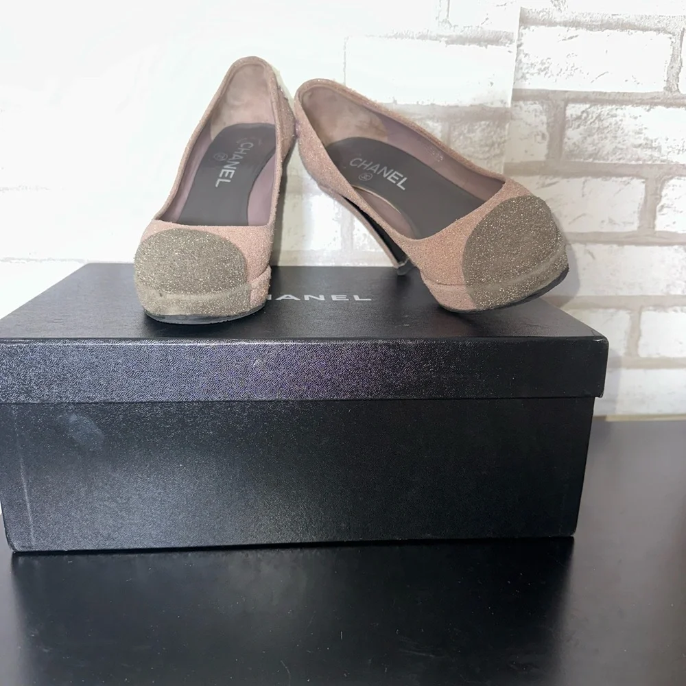 Vintage CHANEL Glitter Cap-Toe Suede Heels – Rare Size 35.5C - Picture 3 of 16